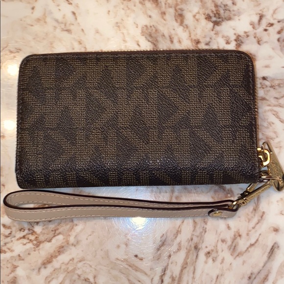 ❌SOLD❌Michael Kors Wrislet - Picture 2 of 3